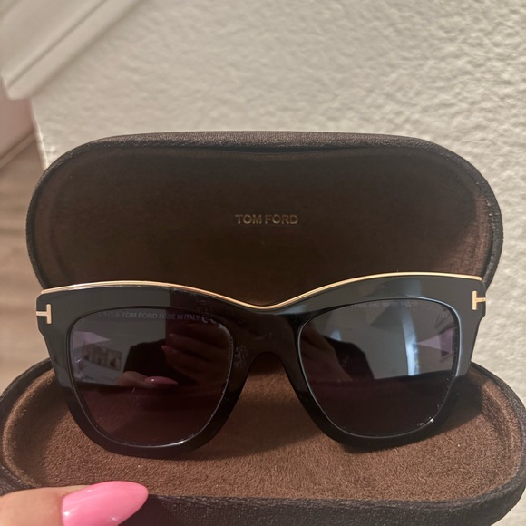 Tom Ford Black Sunglasses with Sleek Wraparound Design - Picture 1 of 3